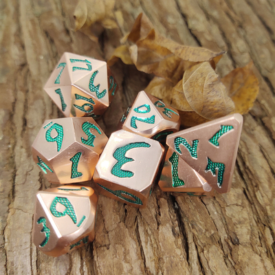 RPG Dice مجموعات طحن يدوية متعددة الأغراض ذهبية حافة مادة نحاسية خضراء فاتحة متدحرجة دقيقة