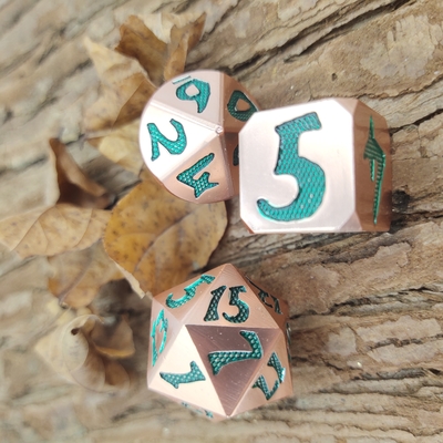 RPG Dice مجموعات طحن يدوية متعددة الأغراض ذهبية حافة مادة نحاسية خضراء فاتحة متدحرجة دقيقة