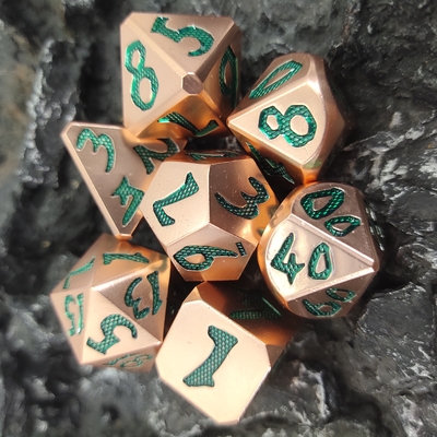 RPG Dice مجموعات طحن يدوية متعددة الأغراض ذهبية حافة مادة نحاسية خضراء فاتحة متدحرجة دقيقة