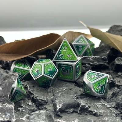 مجموعة الكرات المعدنية الصلبة على نطاق التنين متعددة الألوان DND RPG الألوان الساطعة