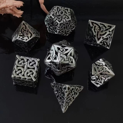 لعبة لعب الكرات المعدنية (DND) المتشابكة