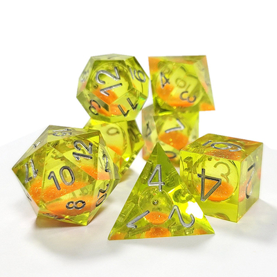 الرمل المتدفق البرتقالي الصفراء الراتنج الكريستالي Dnd Dice Sharp Edge Fantasy
