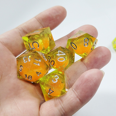 الرمل المتدفق البرتقالي الصفراء الراتنج الكريستالي Dnd Dice Sharp Edge Fantasy