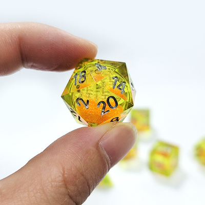 الرمل المتدفق البرتقالي الصفراء الراتنج الكريستالي Dnd Dice Sharp Edge Fantasy